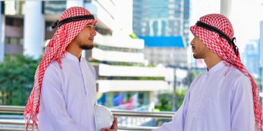 Arap iş kavramları, Arap iş adamları iş bölgesinde çalışıyoruz.