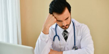 Doktor kavramı, doktorlar ciddi yüzler yapıyoruz, Doktor iş hakkında vurguladı.