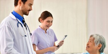 Bakım şifa kavramı, yaşlı bir kadın doktor iyileşiyor.