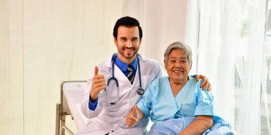 Bakım şifa kavramı, yaşlı bir kadın doktor iyileşiyor.