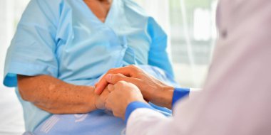 Bakım şifa kavramı, yaşlı bir kadın doktor iyileşiyor.