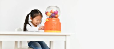 Kavram aile. Küçük kız oyuncakları ile eğlenceli evde oynarken. Küçük çocuklar mutlu oynarken.