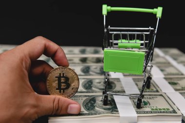 Finans iş kavramları. Bir sürü para siyah bir zemin üzerine