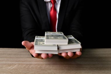 Finans iş kavramları. Siyah bir zemin üzerine para çok. İş bir zorunluluk yatırımlardır.