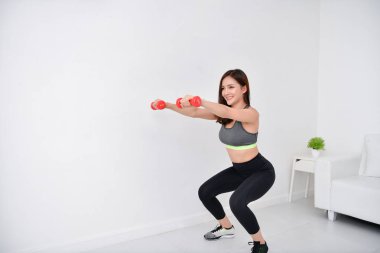 Egzersiz kavramı. Güzel kız evinde egzersiz olduğunu. Güzel kız onun sağlığı çok iyi bakıyor.