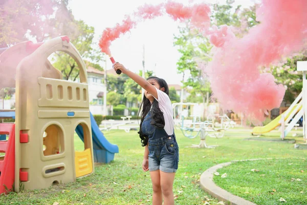 Concetto Gioco Bambini Ragazza Sta Giocando Fumare Giardino Ragazza Sorride — Foto Stock