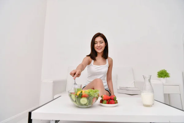 Conceito Alimento Nutricional Menina Bonita Cuida Sua Saúde Comendo Legumes — Fotografia de Stock