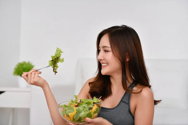 Concepto Alimento Nutricional Hermosa Chica Cuida Salud Comiendo Verduras Los —  Fotos de Stock