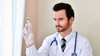 Ofiste poz doktor gülümseyen, stetoskop, tıbbi personel hastane zemin üzerine takıyor