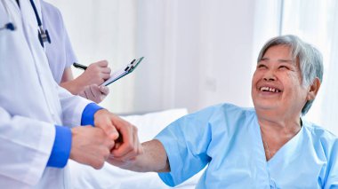 Bakım şifa kavramı, yaşlı bir kadın doktor iyileşiyor.