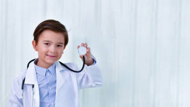Genç kavramı Doktor, genç doktor beyaz bir arka plan üzerinde gülümseyen.