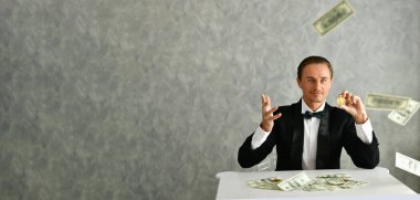 Kavramı çok zengin işadamı. Parasıyla mutlu işadamıdır. Parasını gösterilen bir işadamı.