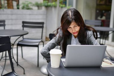 İş kavramı. Genç İşadamları kötü hissediyorsun. Genç iş kadını iğrenç. Asya iş kız onun iş hakkında vurguladı. İş kadınları iş yerinde mutsuz.