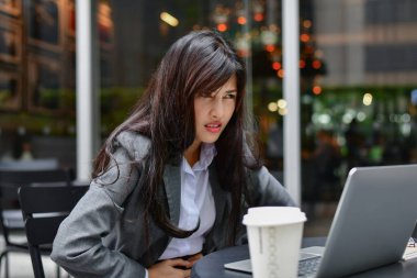 İş kavramı. Genç İşadamları kötü hissediyorsun. Genç iş kadını iğrenç. Asya iş kız onun iş hakkında vurguladı. İş kadınları iş yerinde mutsuz.