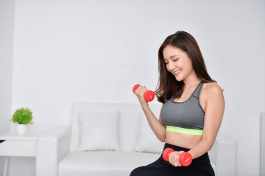Egzersiz kavramı. Güzel kız evinde egzersiz olduğunu. Güzel kız onun sağlığı çok iyi bakıyor.