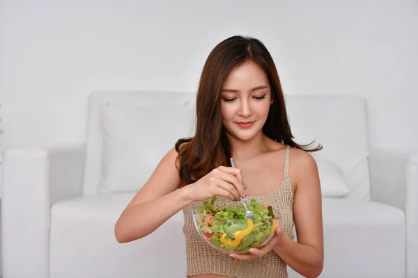 Concepto Alimento Nutricional Hermosa Chica Cuida Salud Comiendo Verduras Los —  Fotos de Stock