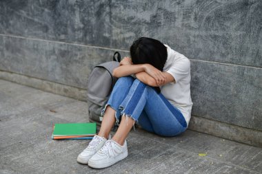 Eğitim kavramları. Güzel Asyalı kızlar açık çalışmalarında vardır. Asyalı kadınlar çalışmanın ciddi görünüyor. Asyalı kadınlar baş ağrısı nedeniyle ciddi çalışma.