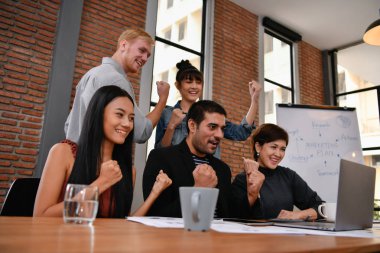 İş kavramı. İşadamları sevinçle bağırıyorlar. İş adamları iş başarı için ellerini yükseltmektedirler.