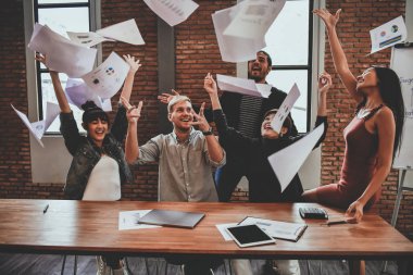 İş kavramı. İşadamları rahat çalışıyoruz. İşadamları kağıtları atma vardır.