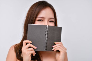 Öğrenme kavramı. Güzel kız mutluluk ile bir kitap okuyor.