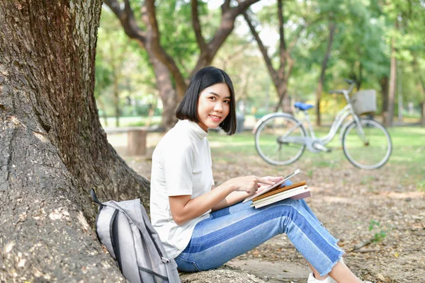 Conceptos Educativos Mujeres Asiáticas Leyendo Libros Parque Hermosas Mujeres Están — Foto de Stock