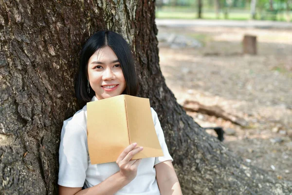 Conceptos Educativos Mujeres Asiáticas Leyendo Libros Parque Hermosas Mujeres Están — Foto de Stock