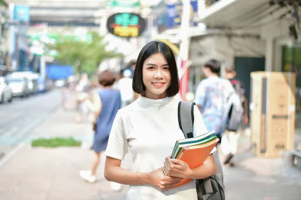 Conceptos Educativos Mujeres Asiáticas Leyendo Libros Ciudad Las Mujeres Hermosas — Foto de Stock