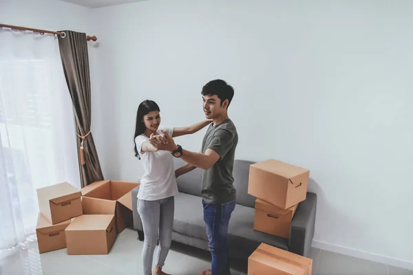 Conceito Mudança Casa Jovem Asiático Está Carregando Seus Pertences Jovens — Fotografia de Stock