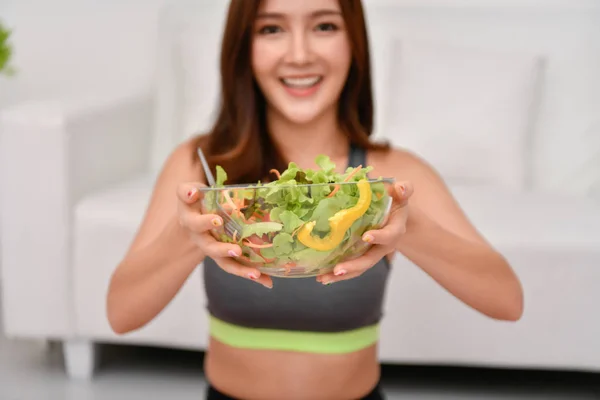 Concepto Alimento Nutricional Hermosa Chica Cuida Salud Comiendo Verduras Los —  Fotos de Stock