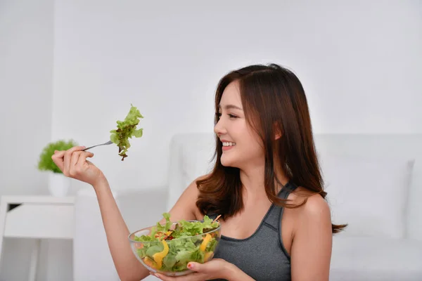 Concepto Alimento Nutricional Hermosa Chica Cuida Salud Comiendo Verduras Los —  Fotos de Stock