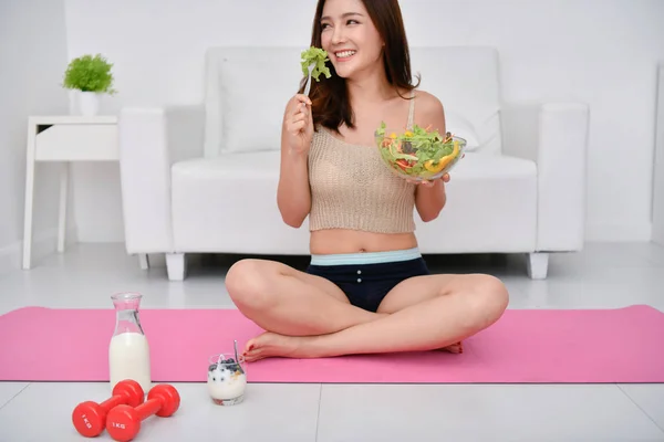식품의 개념입니다 여자를 야채에 그녀의 건강의 다룬다 다이어트를 — 스톡 사진