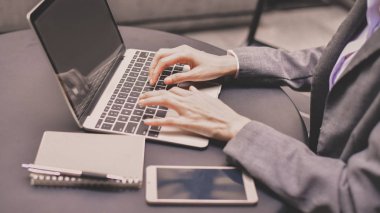 İş Concept.Young Asya iş kadını mutlu bir şekilde çalışıyor. Bir kafede çalışan genç iş kadını. Genç iş kadını bir kafede rahatlama olduğunu.