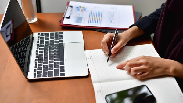 Concepto Negocio Joven Empresaria Asiática Está Trabajando Feliz Joven Empresaria — Foto de Stock