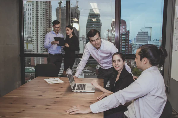 Conceptos Negocio Joven Hombre Negocios Trabajando Oficina Los Jóvenes Empresarios — Foto de Stock