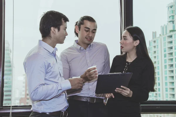 Conceptos Negocio Joven Hombre Negocios Trabajando Oficina Los Jóvenes Empresarios — Foto de Stock