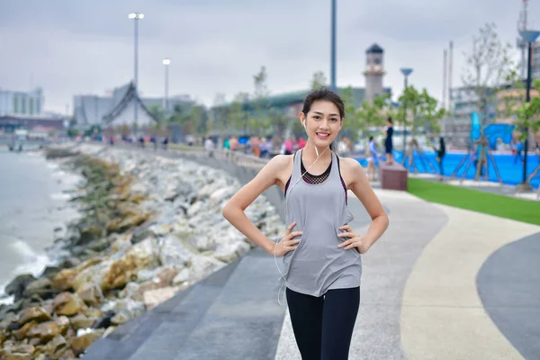 스포츠 개념입니다 소녀를 따뜻한 해변에 여자는 아시아 여자의 운동으로 건강을 — 스톡 사진