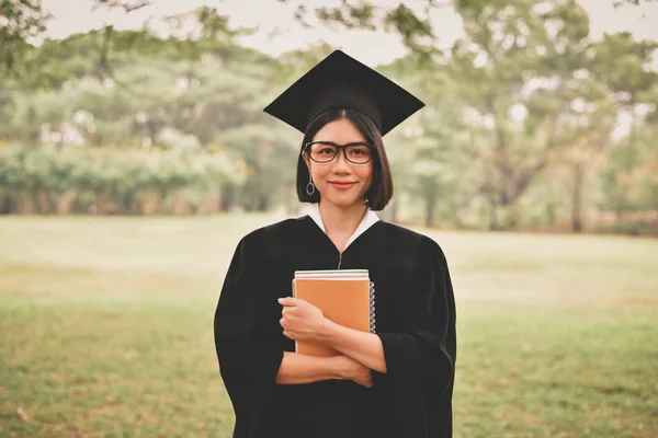 Érettségi Fogalma Zenetanítás Érettségi Napján Ázsiai Diákok Mosolyog Boldogan Érettségi — Stock Fotó