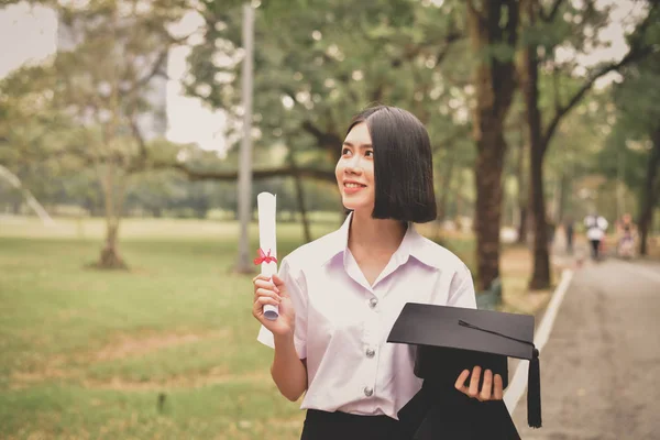 Concepto Graduación Estudiantes Graduados Día Graduación Los Estudiantes Asiáticos Sonríen — Foto de Stock