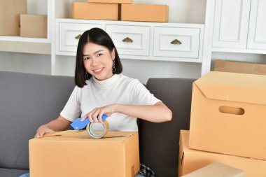 KOBİ iş kavramı. Asya gençler onların paketleri yüklüyorsunuz. Teslim iş küçük ve orta işletme (KOBİ). Genç adam evde çalışıyor. Sahibi genç başlatmak için iş Online.