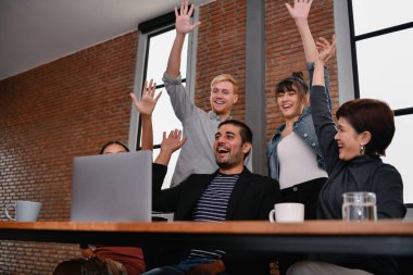 İş kavramı. İşadamları sevinçle bağırıyorlar. İş adamları iş başarı için ellerini yükseltmektedirler.