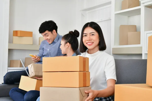 Concepto Negocio Sme Los Jóvenes Asiáticos Están Empacando Sus Paquetes — Foto de Stock