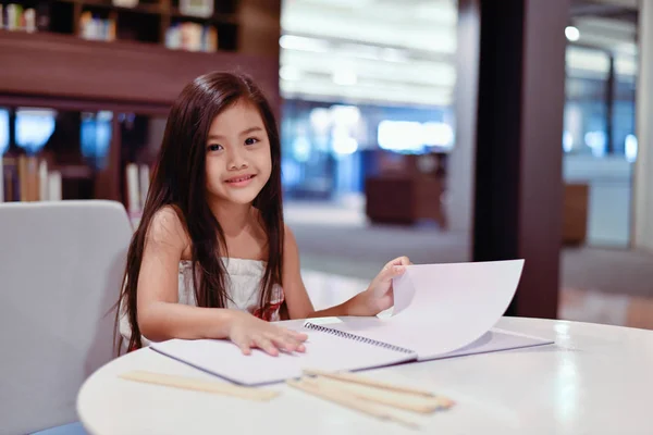 Concepts Éducatifs Fille Étudie Bibliothèque Belles Filles Sont Heureux Apprendre — Photo