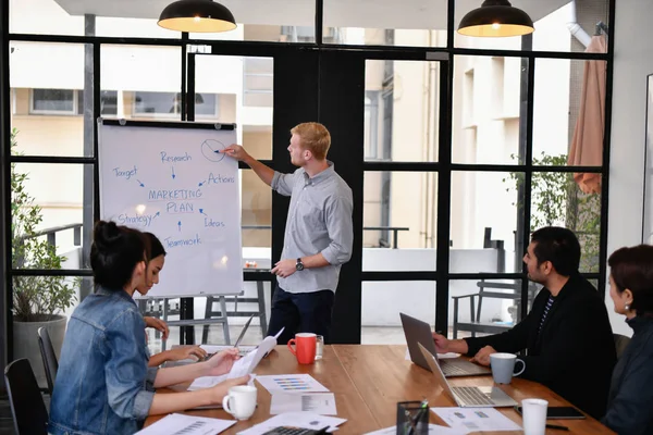 Concepto Negocio Gente Negocios Reúne Oficina Empresarios Están Trabajando Juntos — Foto de Stock