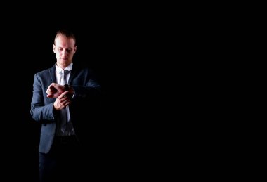 Kavram iş adamları. Arka planda bir iş adamı. İşadamları korkak bak. İşadamları kendi hareketleri ve duygularını gösterilen.