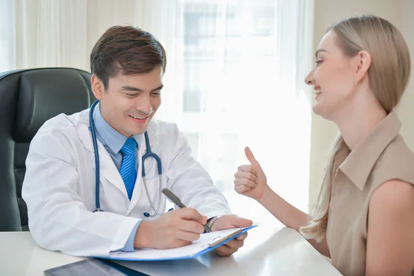 Conceitos Saúde Médico Está Examinando Saúde Paciente Pacientes Estão Felizes — Fotografia de Stock