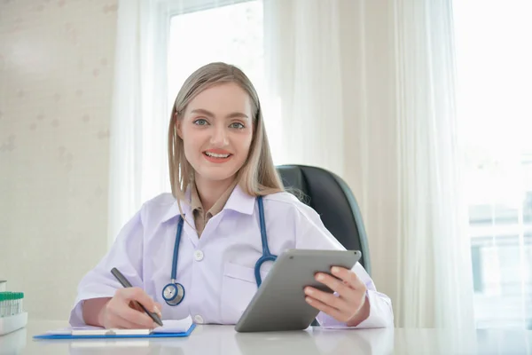 医生的概念 在办公室里摆着微笑的医生 年轻的医生戴着听诊器 医务人员在医院的背景下 医生们很乐意工作 — 图库照片