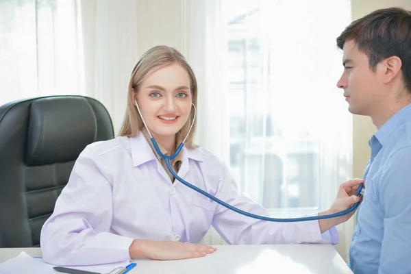 Health Concepts Doctor Examining Patient Health Patients Happy Come Doctor — Stock Photo, Image