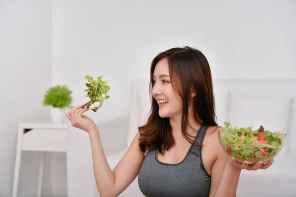 Concepto Alimento Nutricional Hermosa Chica Cuida Salud Comiendo Verduras Los —  Fotos de Stock