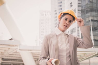 İş kavramı. İş kadınları mühendislik üzerinde çalışıyoruz. İş kadınları iş binanın dışında planlama.