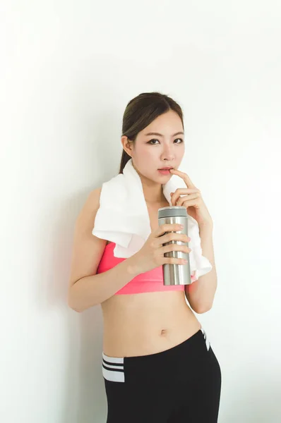 锻炼概念 运动员们已经厌倦了运动 美丽的女孩运动后喝水 — 图库照片